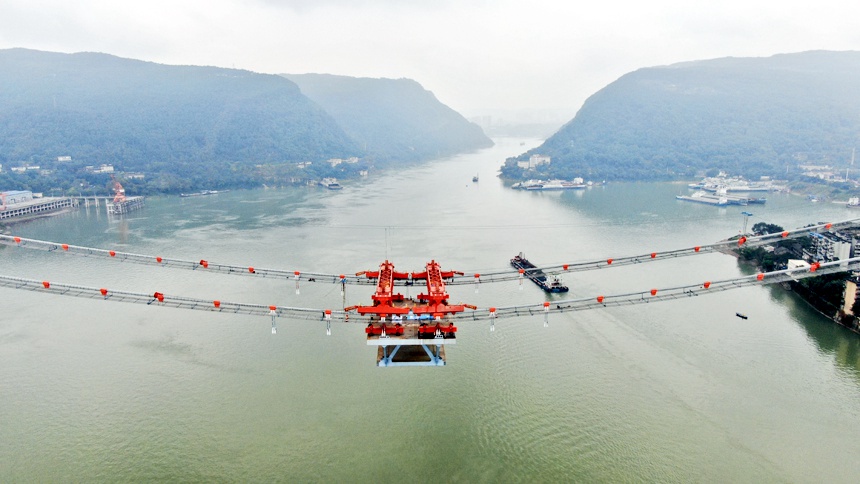 重庆郭家沱长江大桥首节段钢桁梁成功吊装。项目部供图