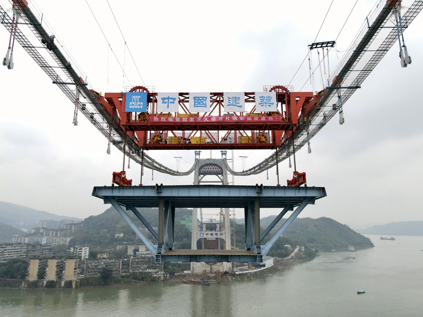 重慶郭家沱長江大橋首節段鋼桁梁成功吊裝。項目部供圖