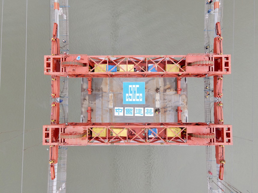 重慶郭家沱長江大橋首節段鋼桁梁成功吊裝。項目部供圖