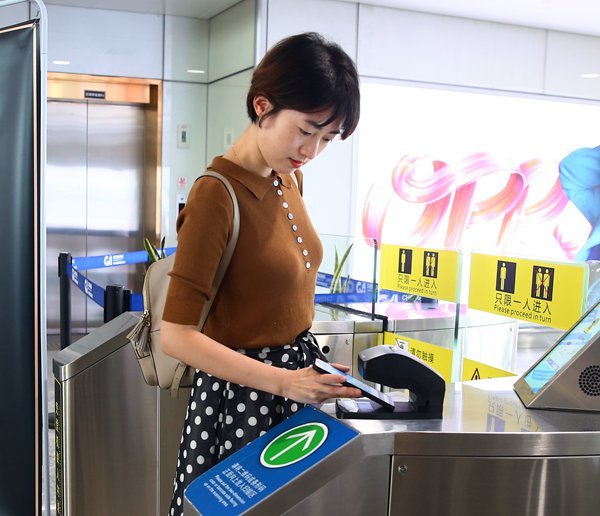 2018年重庆机场推出“无纸化”乘机服务。重庆机场集团供图