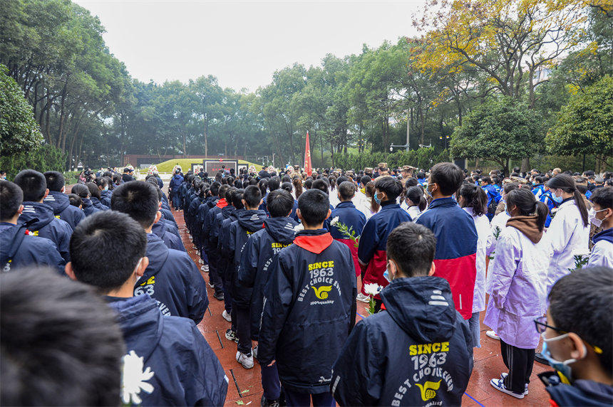 11月27日，重慶各界人士參加紀念活動。黃卓攝