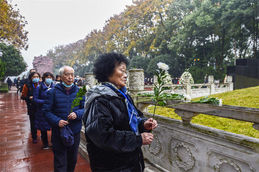 11月27日，烈士家属献上白花，以寄托哀思。黄卓摄