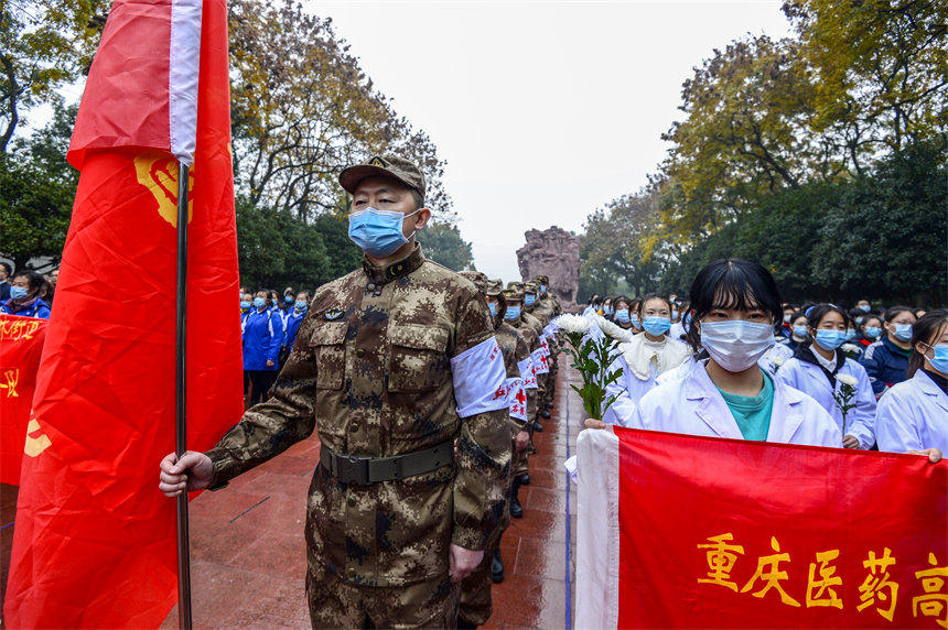 11月27日，重慶各界人士參加紀念活動。黃卓攝