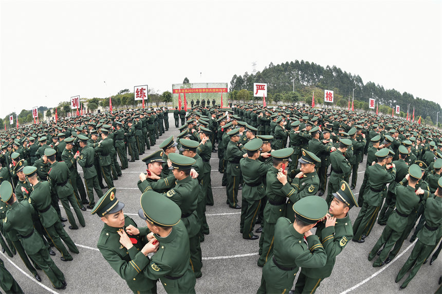 12月1日，授衔仪式现场，新战士们互相佩戴警衔。唐志勇摄