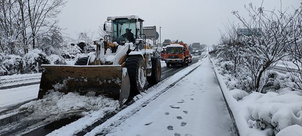 12月26日大雪封路，高速人对秀山段铲冰除雪保畅通。重庆高速集团供图