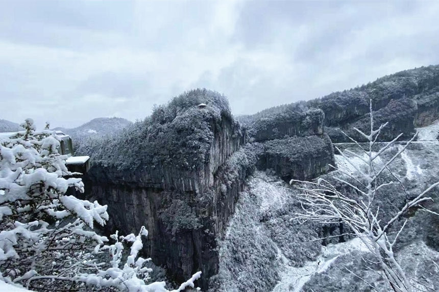 天生三桥雪景实拍图。武隆景区供图