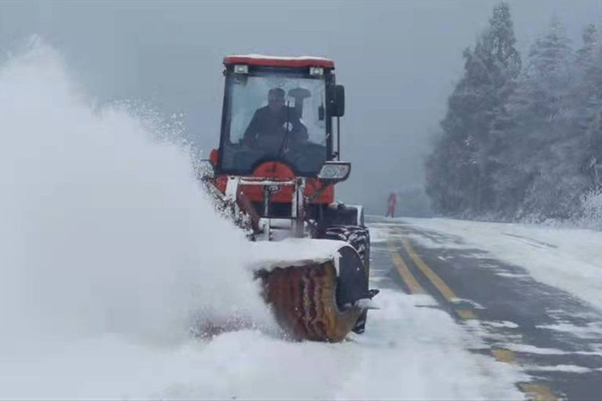 仙女山景区道路铲雪现场。武隆景区供图