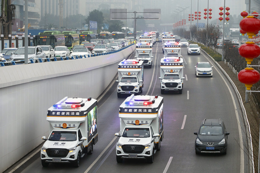 重慶首批“車載便民法庭”交付使用。重慶市高級人民法院供圖