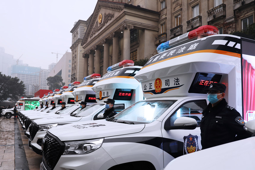 重庆首批“车载便民法庭”交付使用。重庆市高级人民法院供图