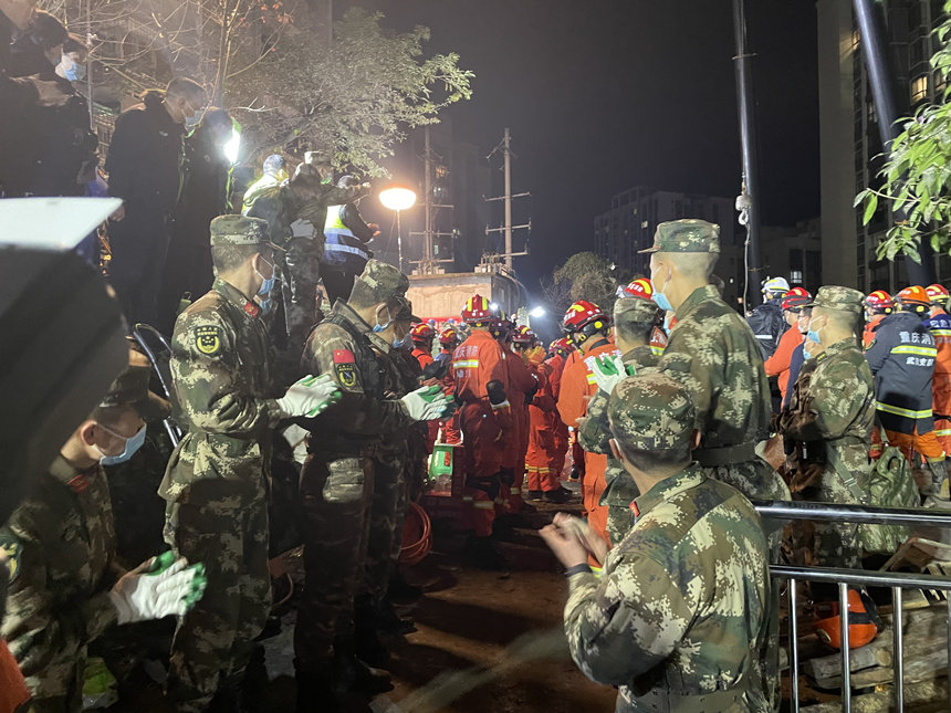 武隆区凤山街道办事处机关食堂发生燃爆事故 市区两级救援力量迅速开展现场救援
1月7日12时10分,重庆市武隆区凤山街道冯家坡12号凤山街道办事处机关食堂疑似燃气泄漏燃爆,导致房屋垮塌26人失联。截至7日23时05分,搜救出26人,其中死亡16人,其余人员正在全力救治。
来源:人民网-重庆频道