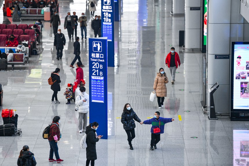 1月17日，重庆北站候车大厅内，旅客们在有序候车。邹乐摄