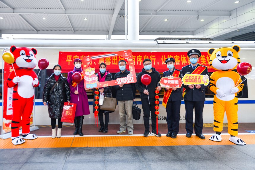 旅客与重庆铁路部门志愿者合影，纪念春运首日。邹乐摄