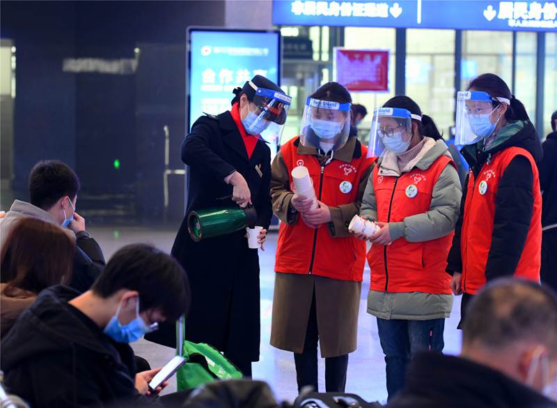 万州高铁北站候车厅，志愿者为旅客送热水。冉孟军 摄
