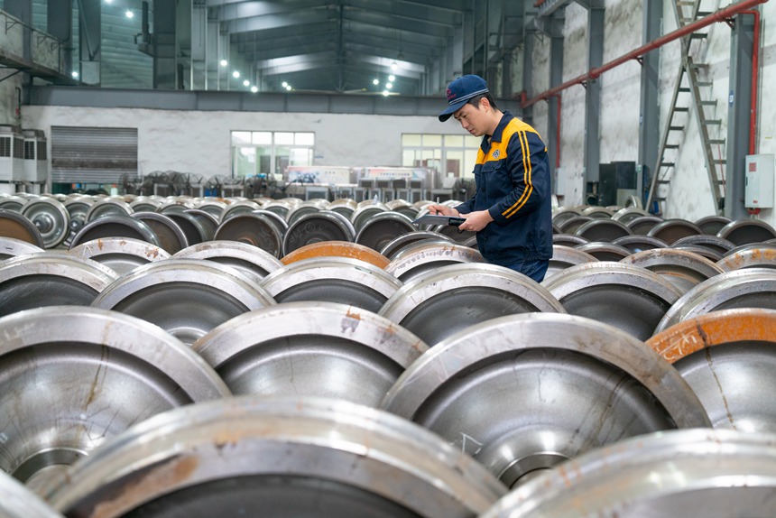 中國鐵路成都局集團有限公司重慶西車輛段檢修車間輪軸裝修工正在採集輪軸信息。劉彪攝