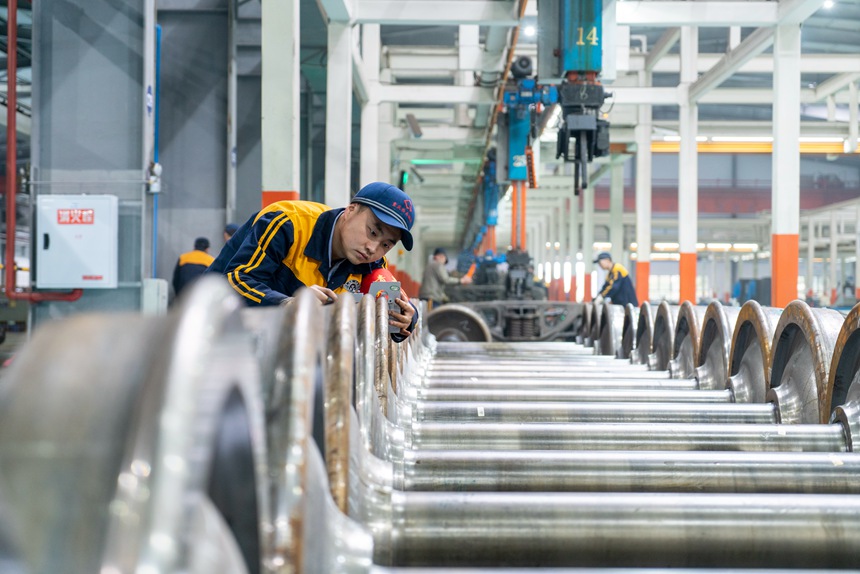 中國鐵路成都局集團有限公司重慶西車輛段檢修車間輪軸裝修工正在進行輪對尺寸檢測。劉彪攝