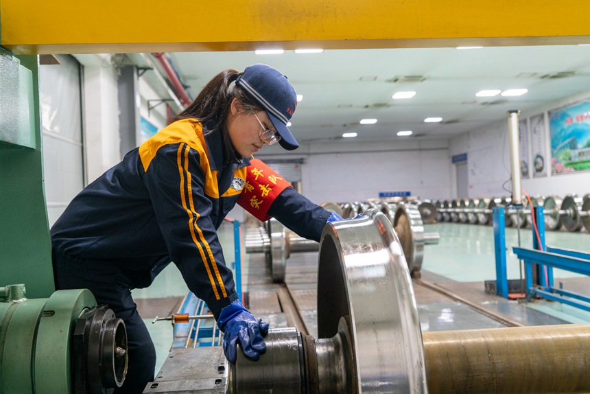 中國鐵路成都局集團有限公司重慶西車輛段檢修車間輪軸裝修工正在進行軸承壓裝作業。劉彪攝