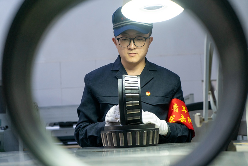 中國鐵路成都局集團有限公司重慶西車輛段檢修車間軸承鉗工正在進行一般修軸承外觀檢查。劉彪攝