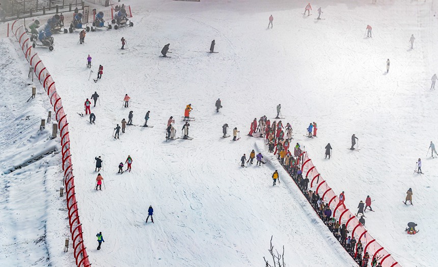 市民游客在金佛山滑雪場樂享冰雪運動。瞿明斌攝