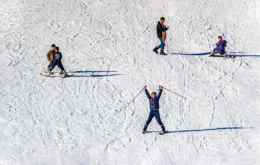 滑雪愛好者在雪道上暢快馳騁。瞿明斌攝