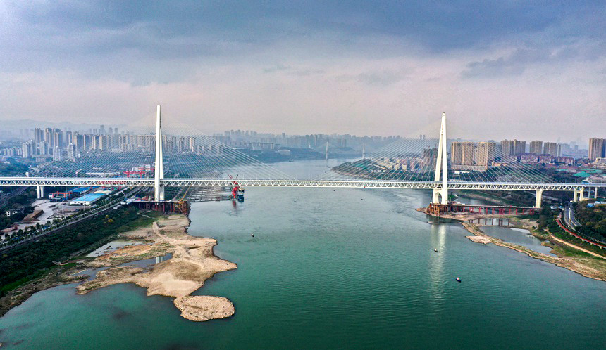 重慶白居寺長江大橋，為世界最大跨徑公軌兩用鋼桁梁斜拉橋。