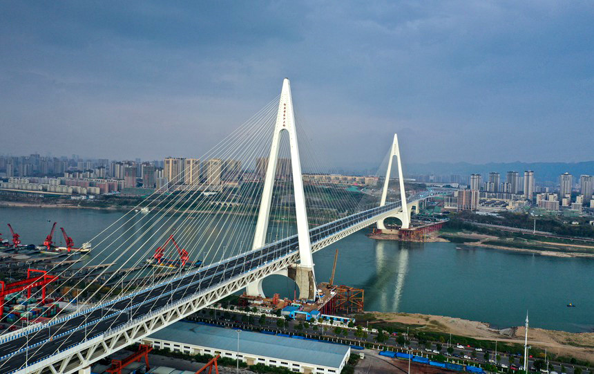 重慶白居寺長江大橋，獨特的水滴型橋塔。