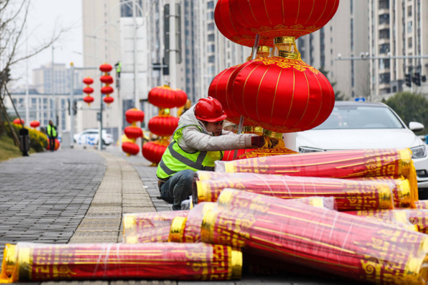 重庆经开区工作人员安装春节灯饰。重庆经开区供图