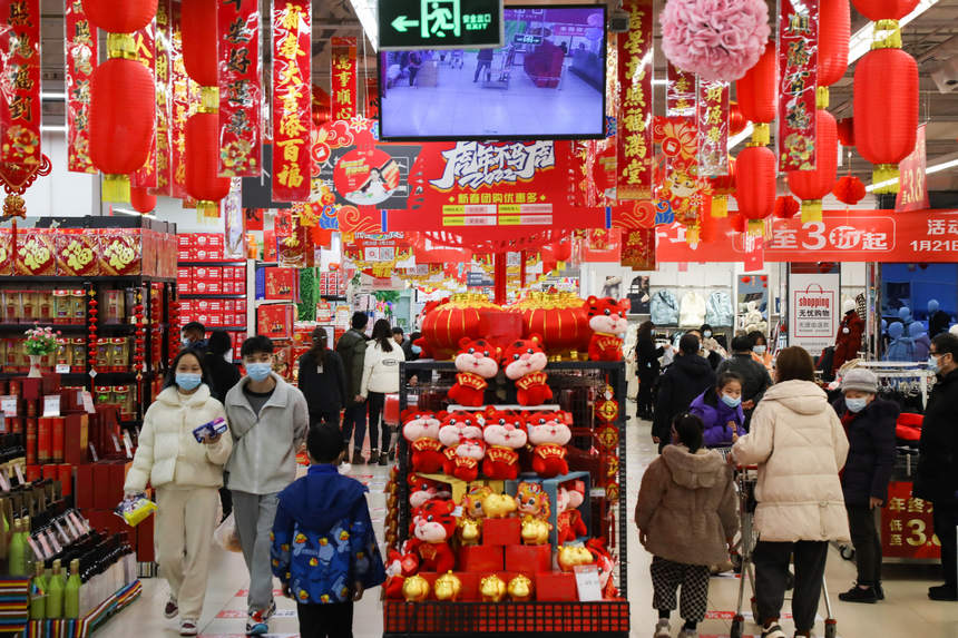 重庆经开区某超市内许多市民采屯年货。重庆经开区供图