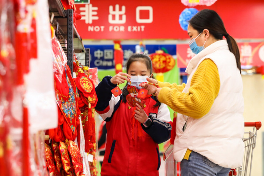 重庆经开区某超市内市民选够春节饰品。重庆经开区供图