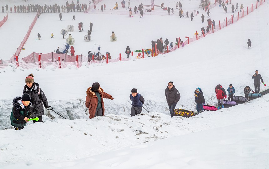 游客在金佛滑雪场体验滑雪。瞿明斌摄