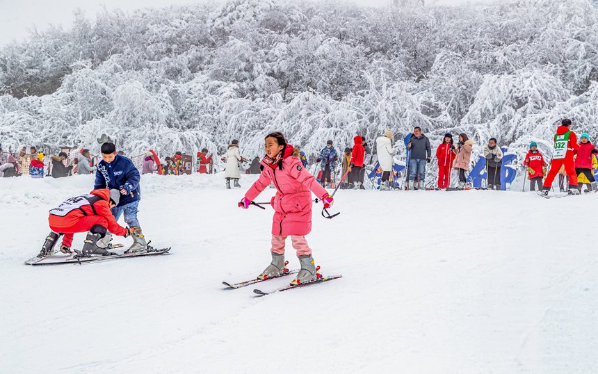游客在金佛滑雪场体验滑雪。瞿明斌摄