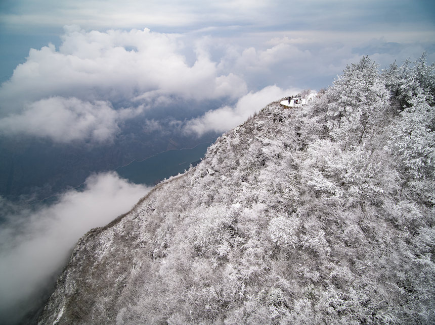 瞿塘峽白鹽山的雪。王正坤攝