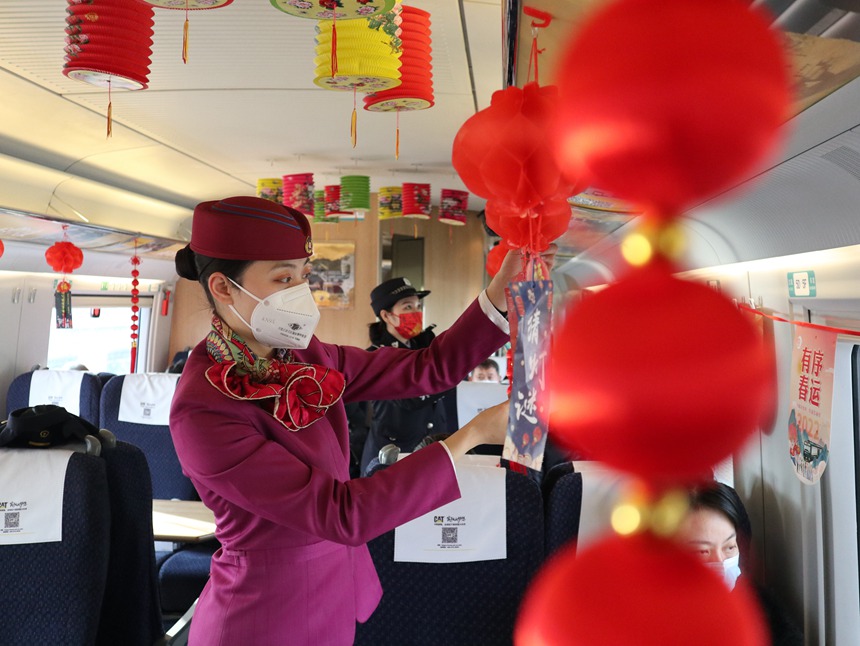 中国铁路成都局集团有限公司重庆客运段职工在提前布置车厢。李文航摄