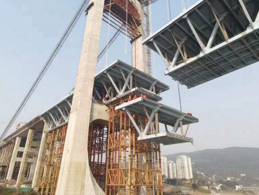 重庆长江郭家沱大桥最后一块钢桁梁吊装。崔景印摄