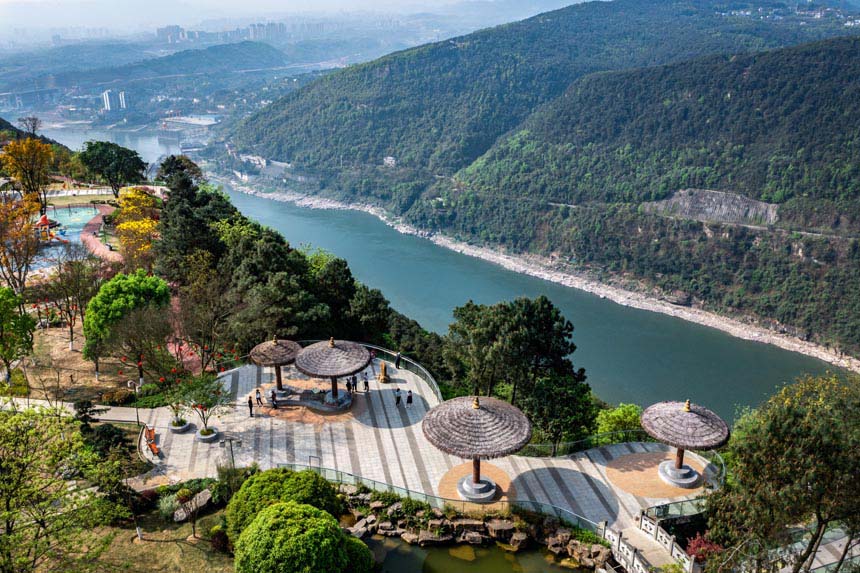 公园望江台边俯瞰峡谷，长江在这里穿过，绿水碧波景色壮美。张坤琨摄