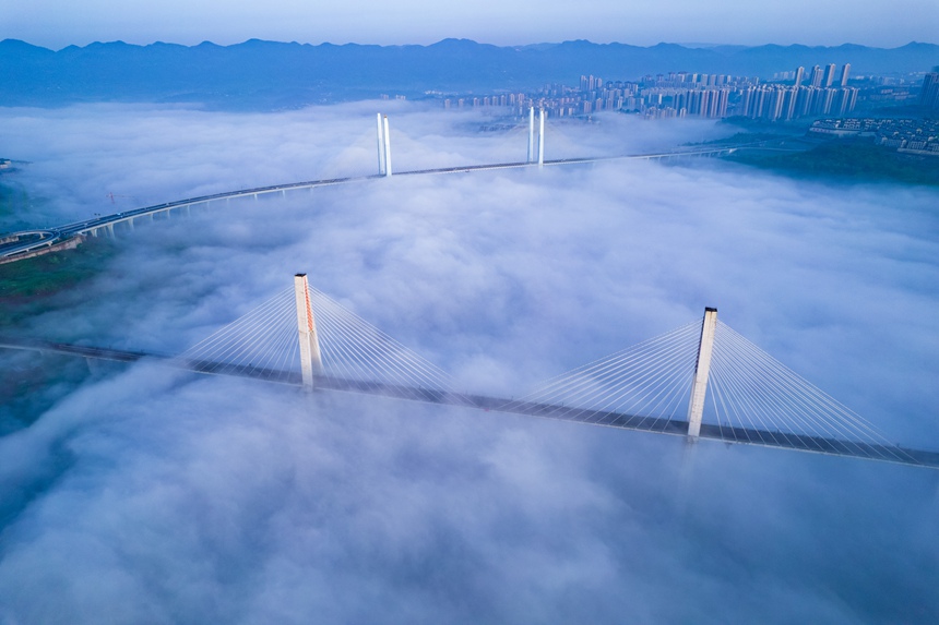 大霧中的蔡家嘉陵江大橋和蔡家軌道專用橋。林同棪國際（中國）公司供圖