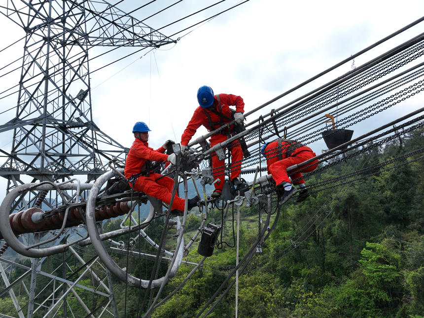 4月3日，国网重庆电力员工在±800千伏复奉线开展检修作业。李涛摄