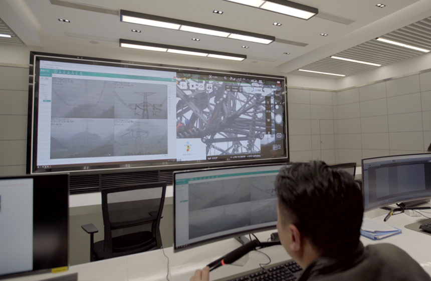 4月3日，国网重庆电力员工通过输电线路智能监控系统远程指挥现场检修作业。李涛摄