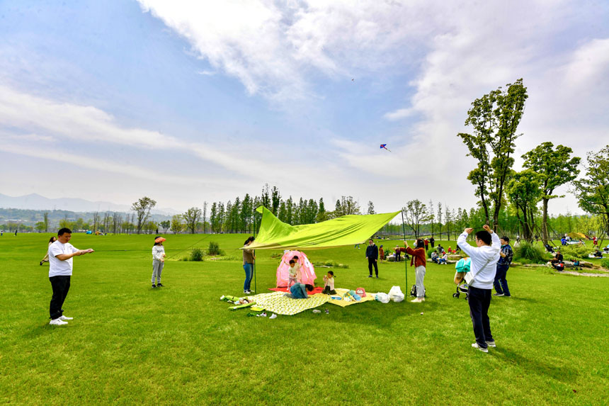 市民来到广阳岛露营野餐，享受春日暖阳。崔景印摄