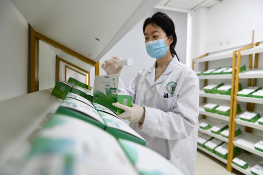 快检中心工作人员正在选取检测试剂。邹乐摄