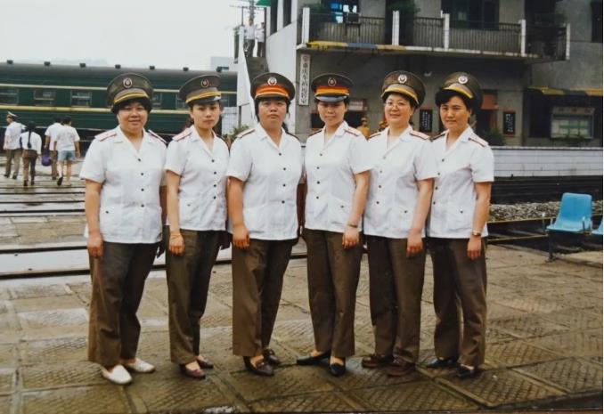 重庆站班组女职工合影（资料图）。重庆火车站供图