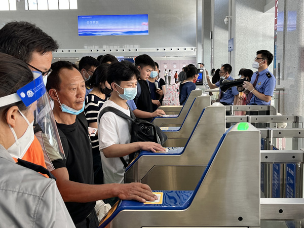 乘客正在检票。蒋海涛摄