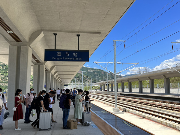 乘客在等待列车到来。蒋海涛摄