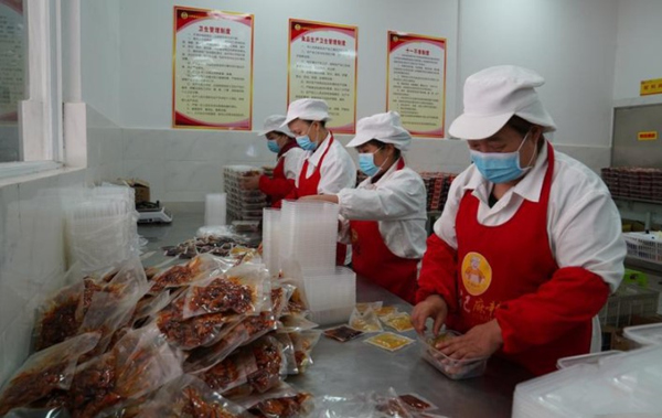 工人正在包装麻辣鸡。丰都县融媒体中心供图