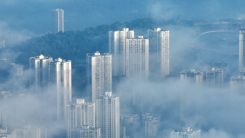 重庆忠县城区被云雾笼罩。赵军摄