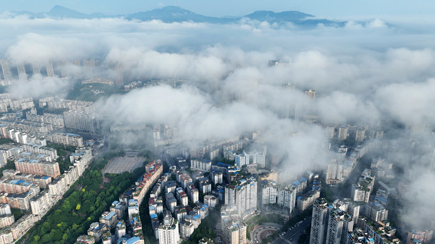 重庆忠县城区被云雾笼罩。赵军摄