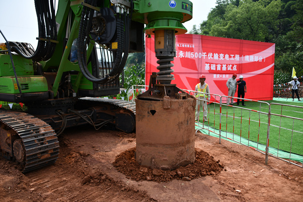 施工人员使用电建钻机开挖基础。张弛摄