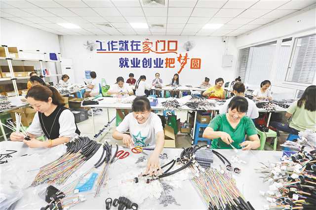 九龍坡區華岩鎮民安華福社區的“就業超市”,讓許多居民實現了在家門口工作。記者 羅斌 攝/視覺重慶