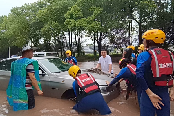 消防員幫助車主將車輛推到無積水地帶。銅梁區消防救援支隊供圖