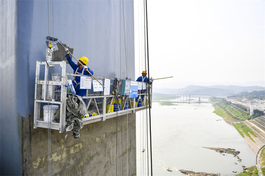 建設者們冒著高溫，奮戰在重慶郭家沱大橋建設工地上。郭旭攝