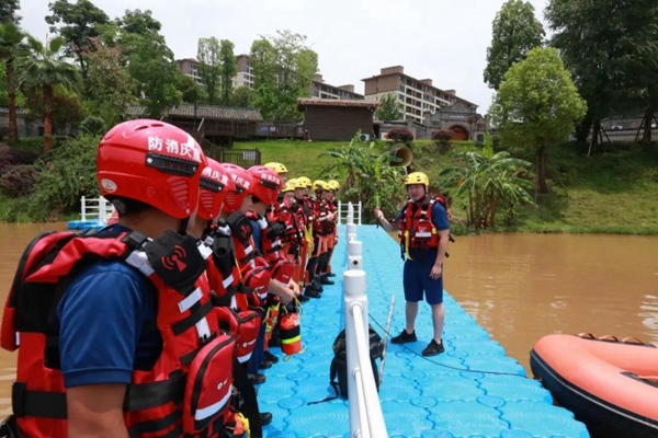 消防人员学习水域救援知识 璧山区消防救援支队供图